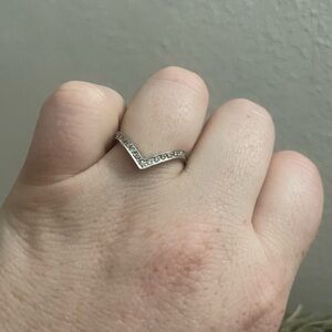 Silver V-dip ring with bling